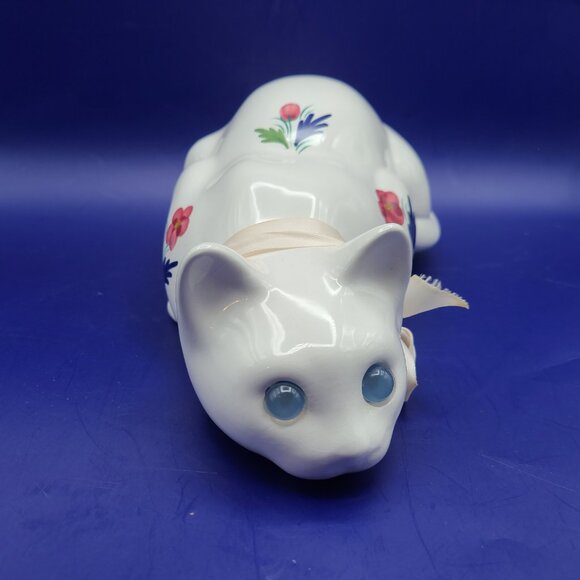 Vintage ELPA Alcobaca White Ceramic Crouching Cat Figurine Statue Blue Glass Eye - Picture 3 of 12
